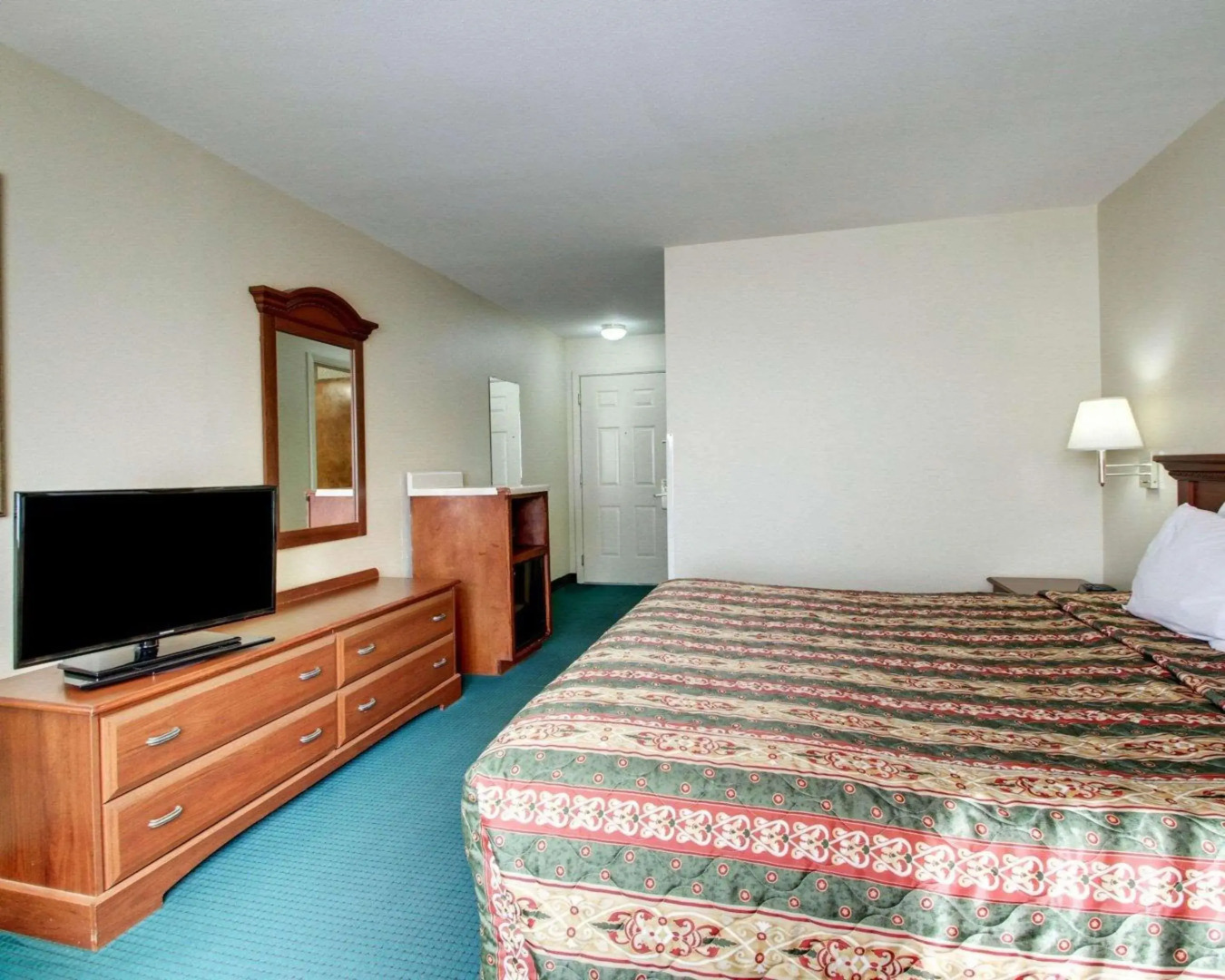 Econo Lodge & Suites