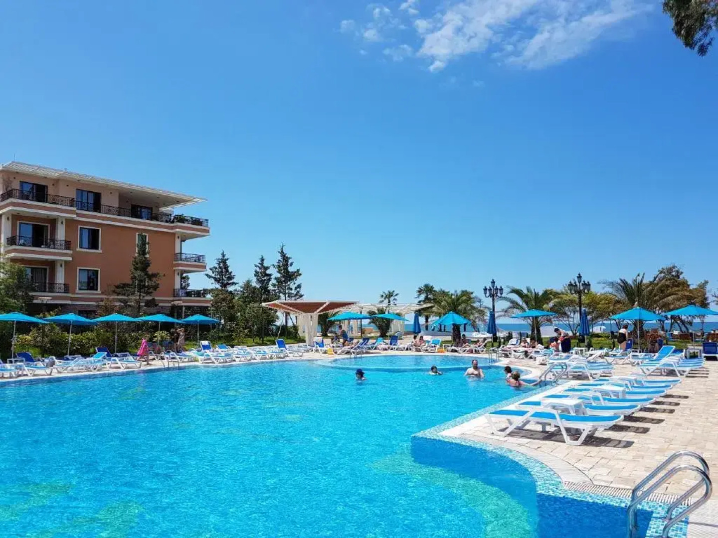 Luxury Dreamland Oasis Apartments