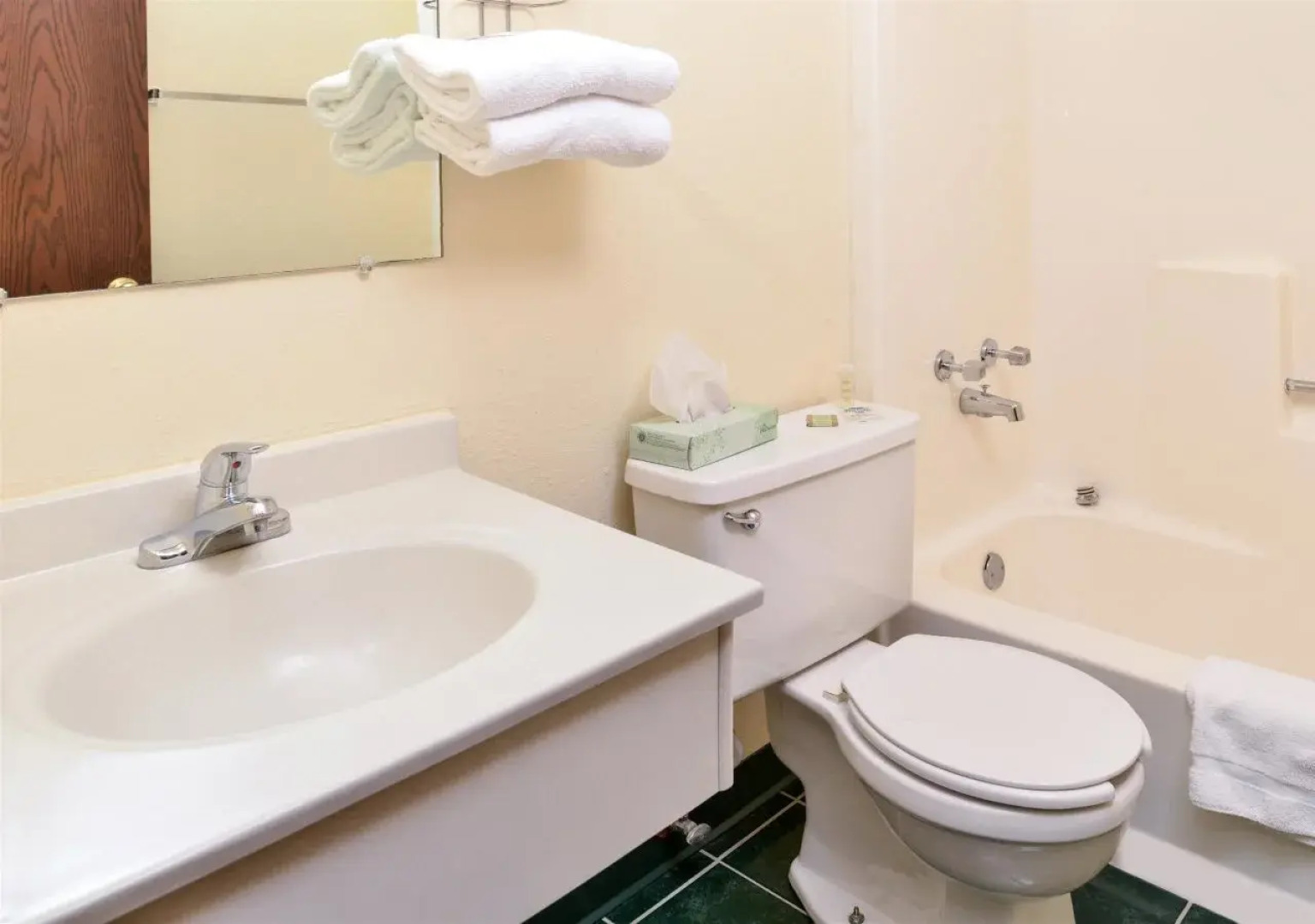 Love Hotels Staples by OYO at HWY 10 MN