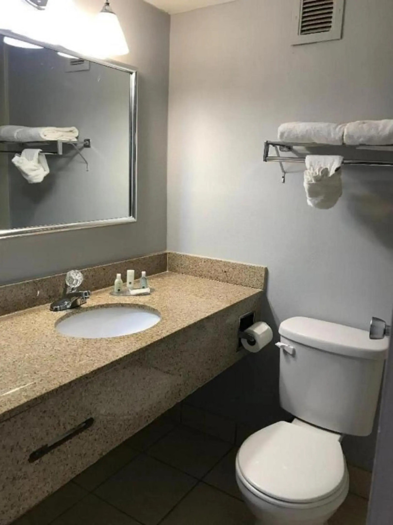 Quality Inn & Suites Gulf Breeze Bayside near Pensacola Beach