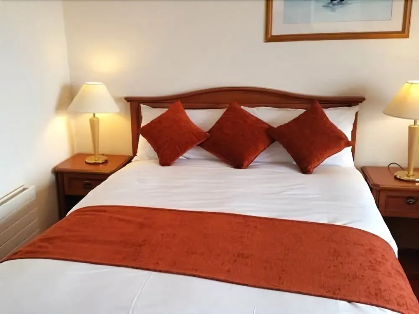 An Crúiscín Lán Hotel