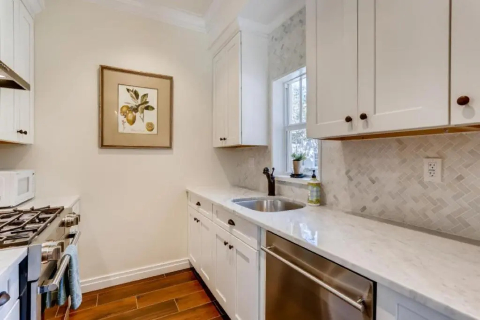 Pink House Modern 3bd 3ba Parking and Porch