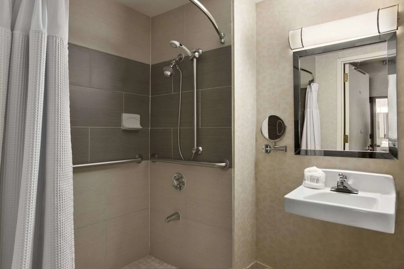 Holiday Inn Long Island-Islip Arpt East by IHG