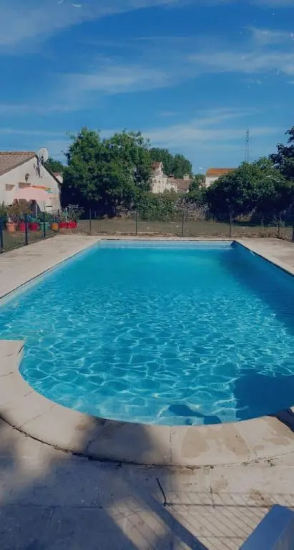 Petite annexe avec piscine commune