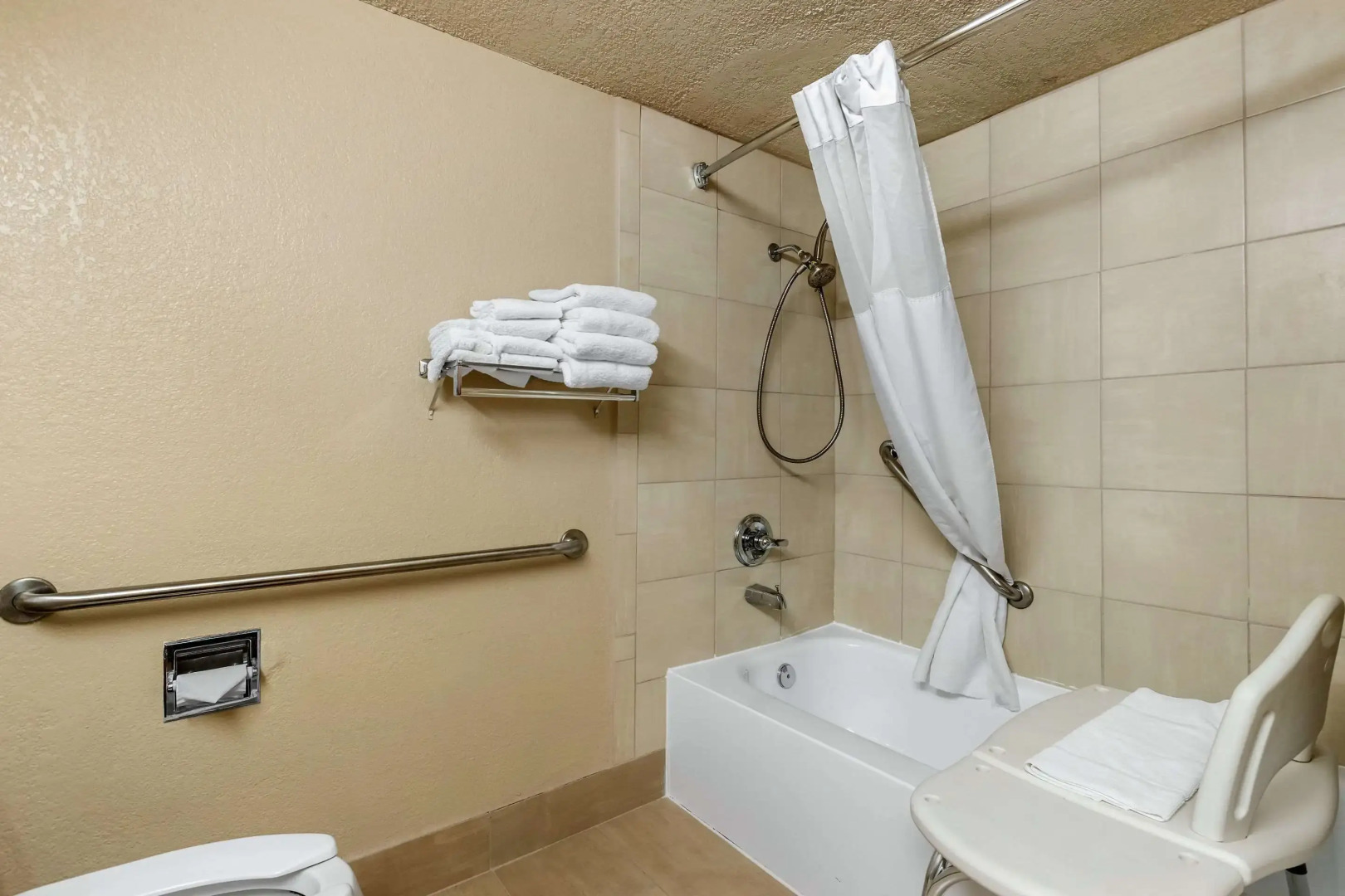 Quality Inn & Suites Des Moines - Merle Hay Road