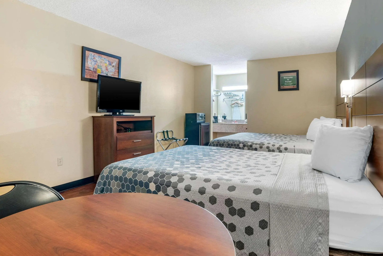 Econo Lodge Inn & Suites Forest