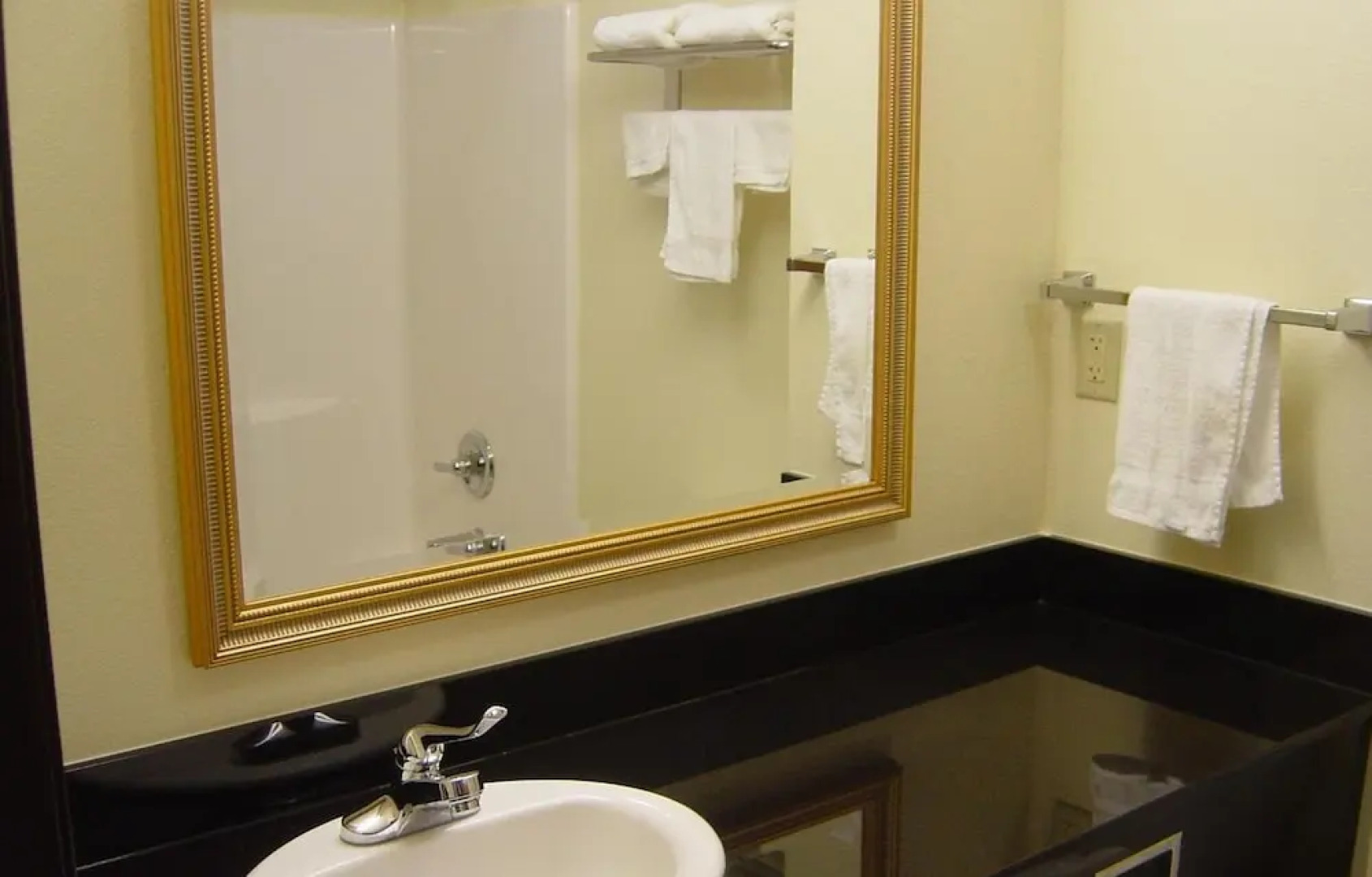 HomeTown Inn & Suites