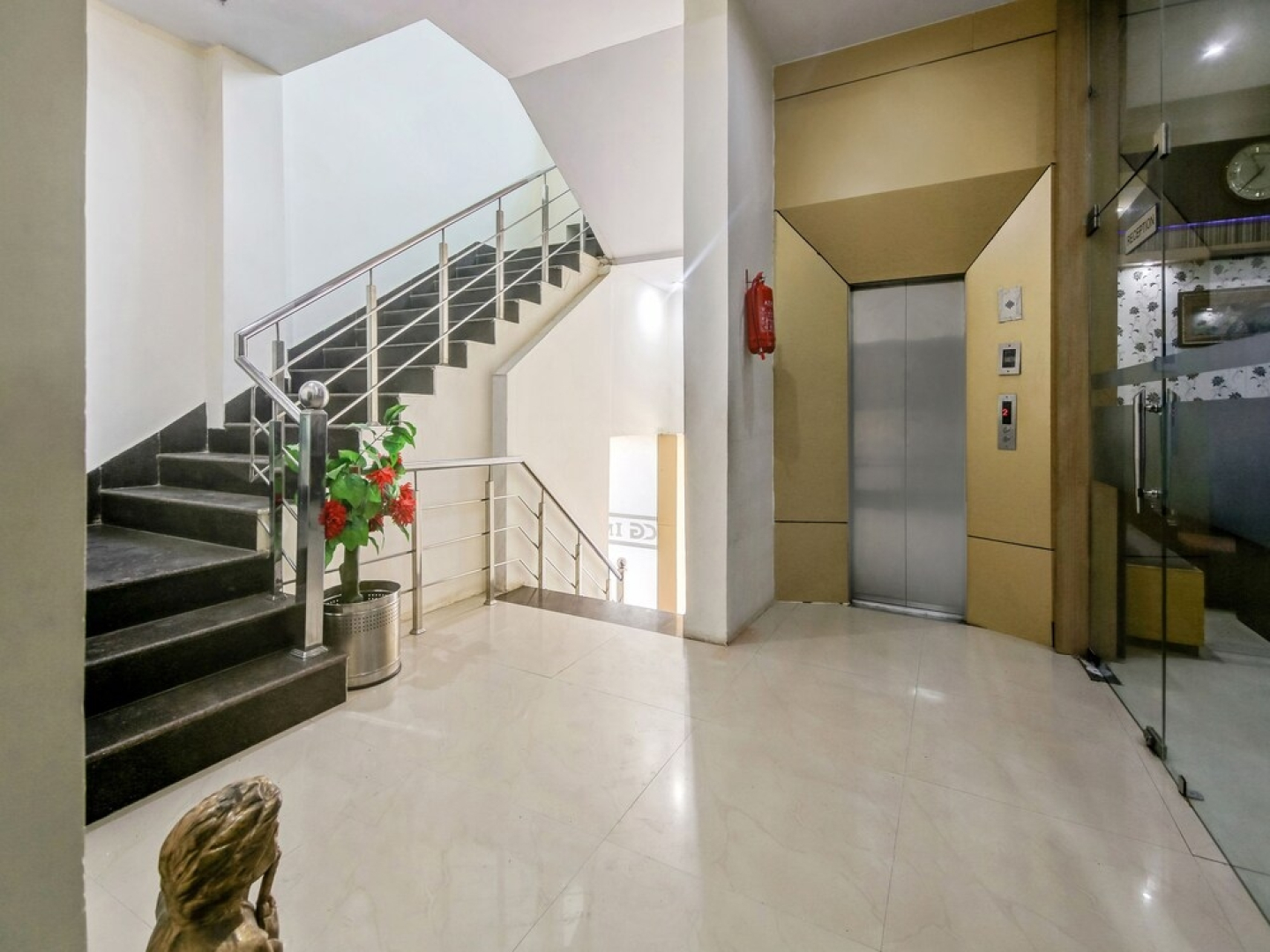 OYO 28040 Hotel Cg Inn