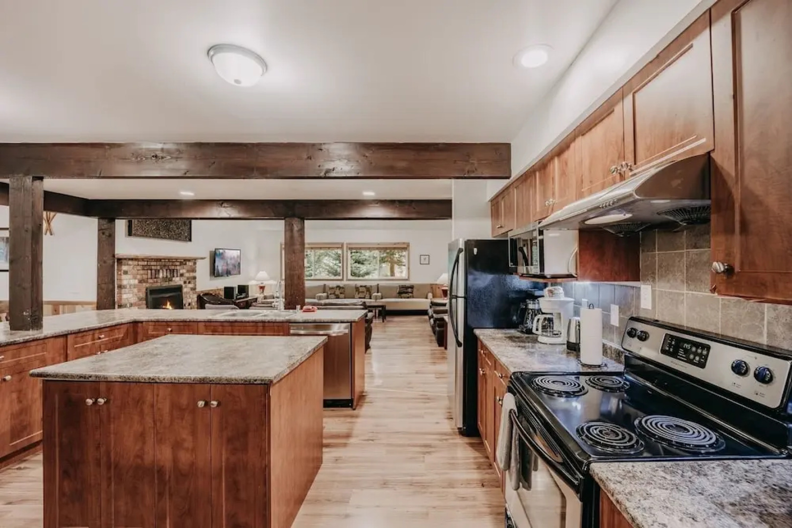 03mbh -12-bdrm - 3.5-bath - Wifi - Pets Ok - Sleeps 26 12 Bedroom Home by RedAwning