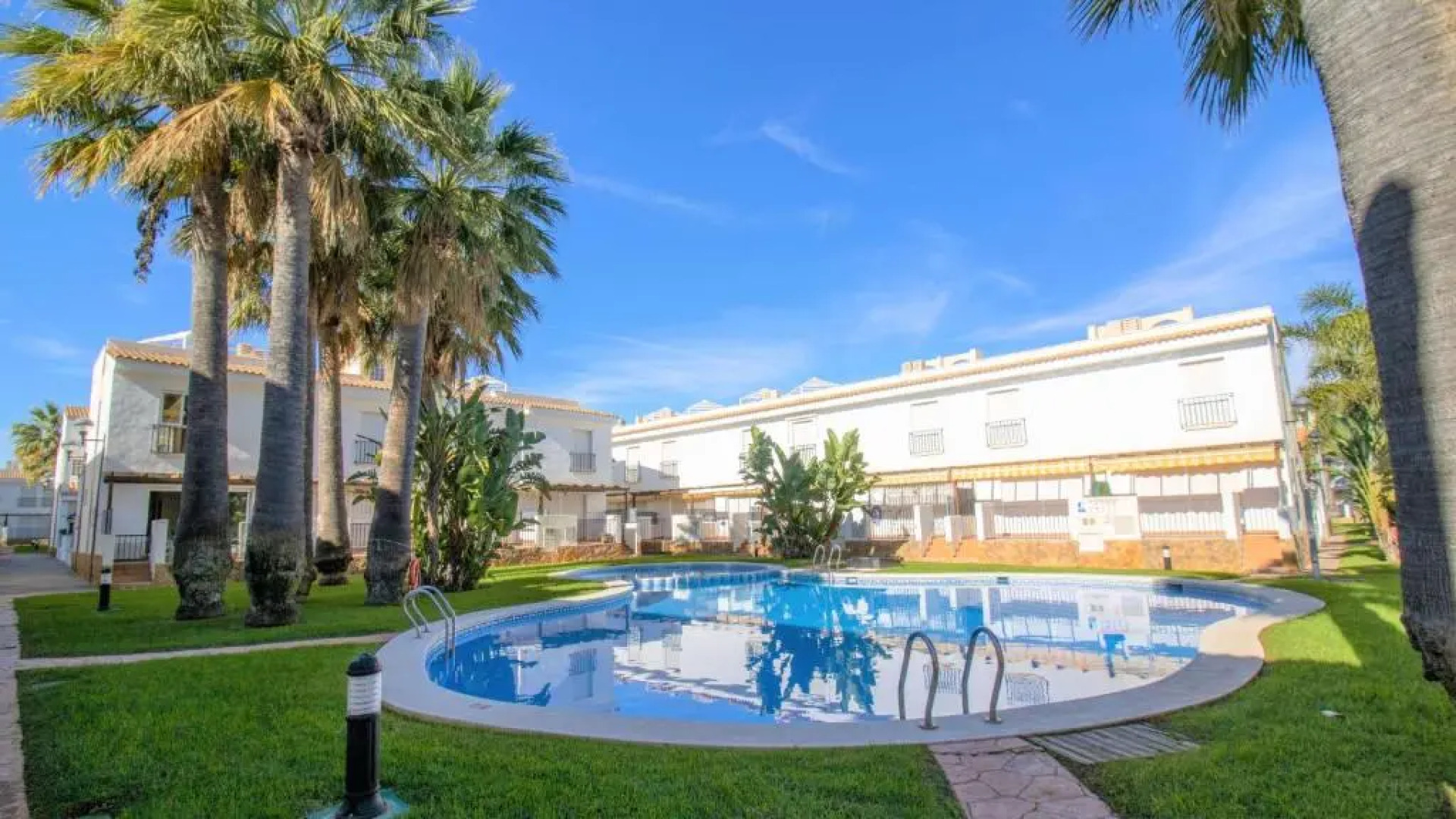 ADOSADO con jardin y piscina PALM BEACH 102 ALBERT VILLAS