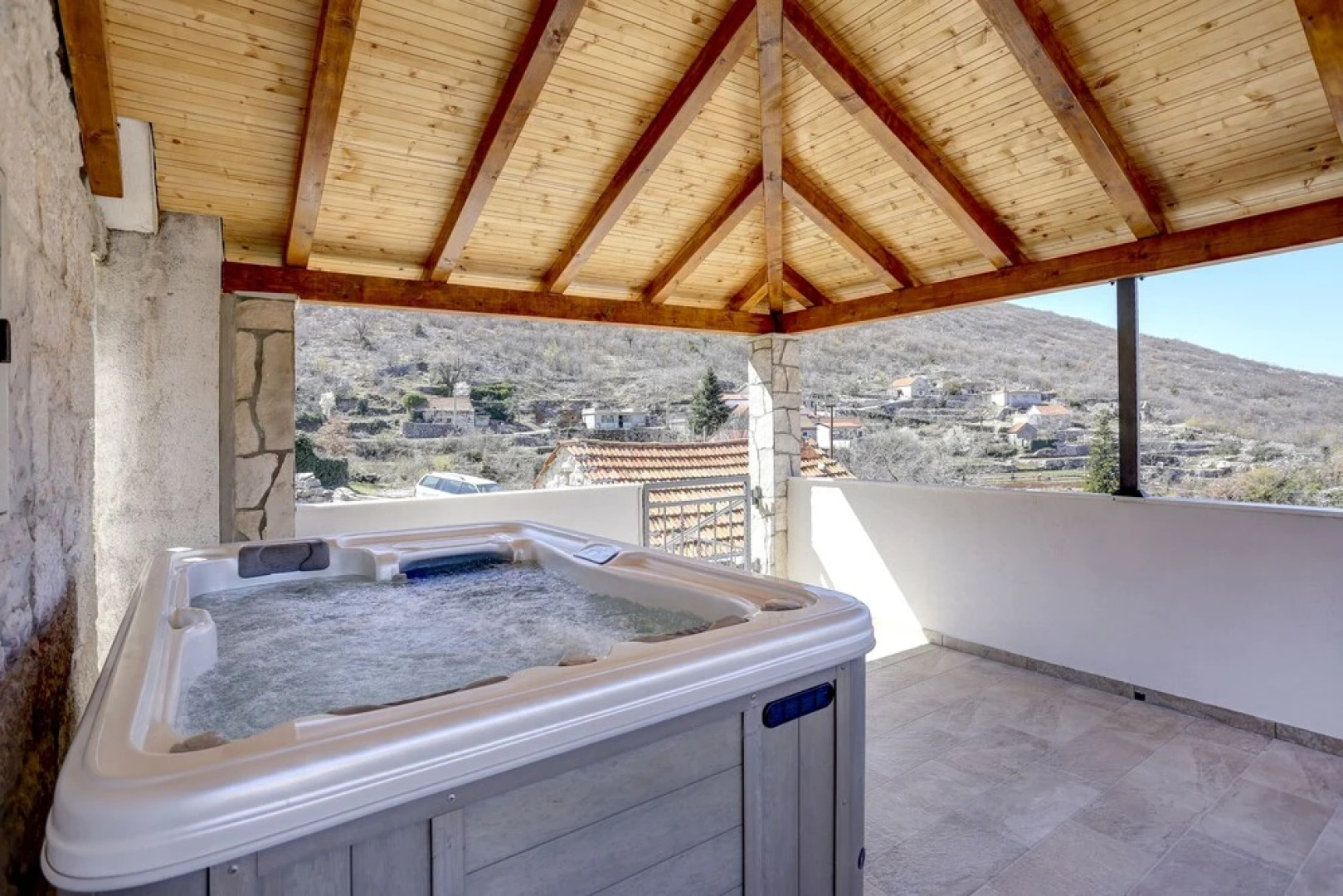 Rustic Stone House Bajeli with Jacuzzi