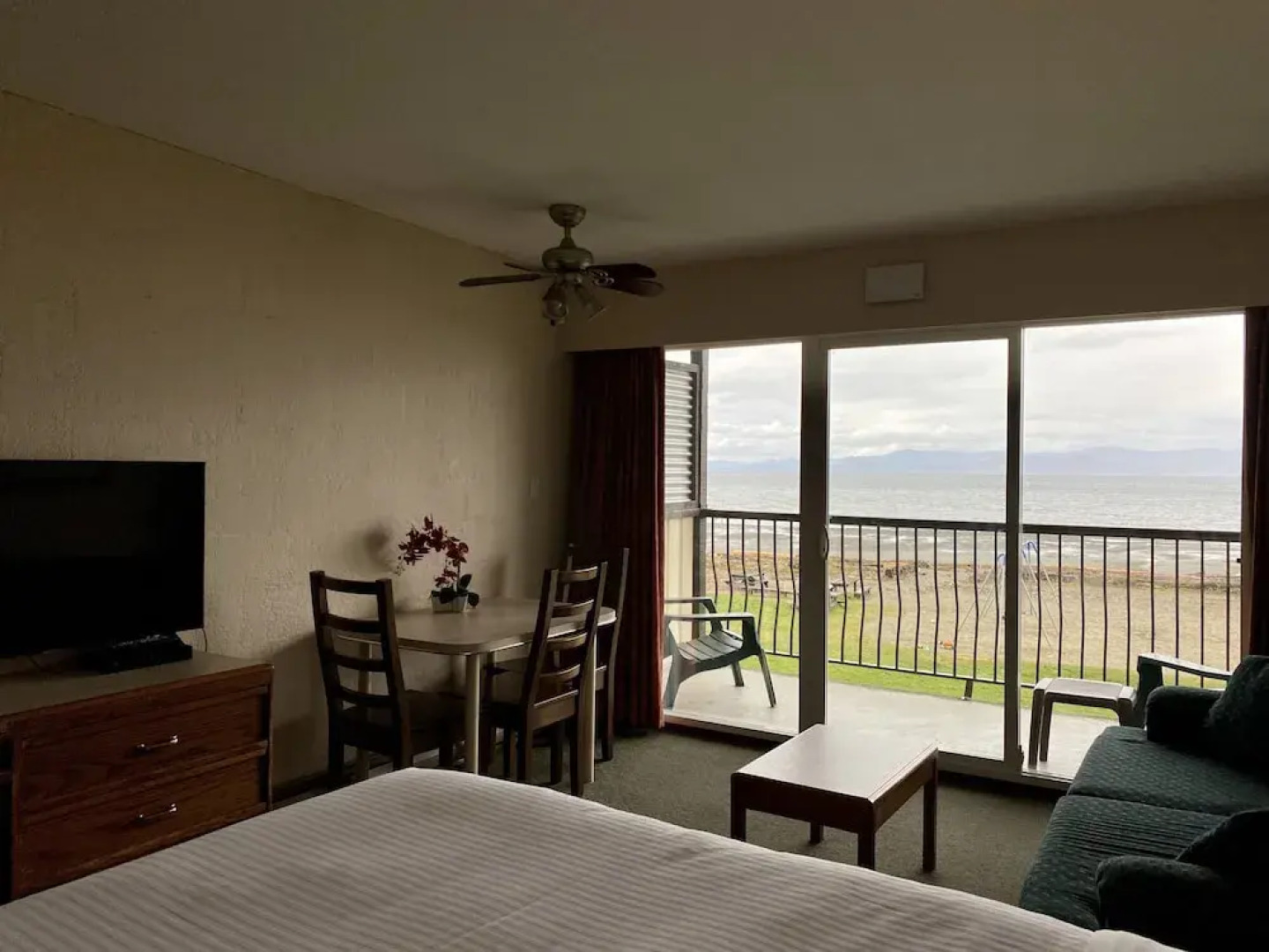 Sea Edge Beachside Hotel