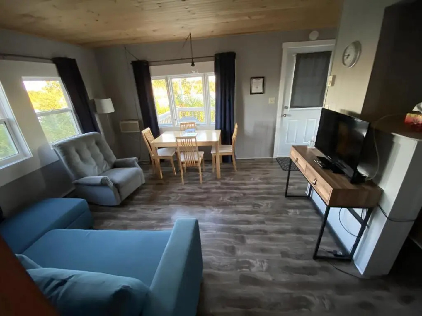 The Pines Motel and Cottages