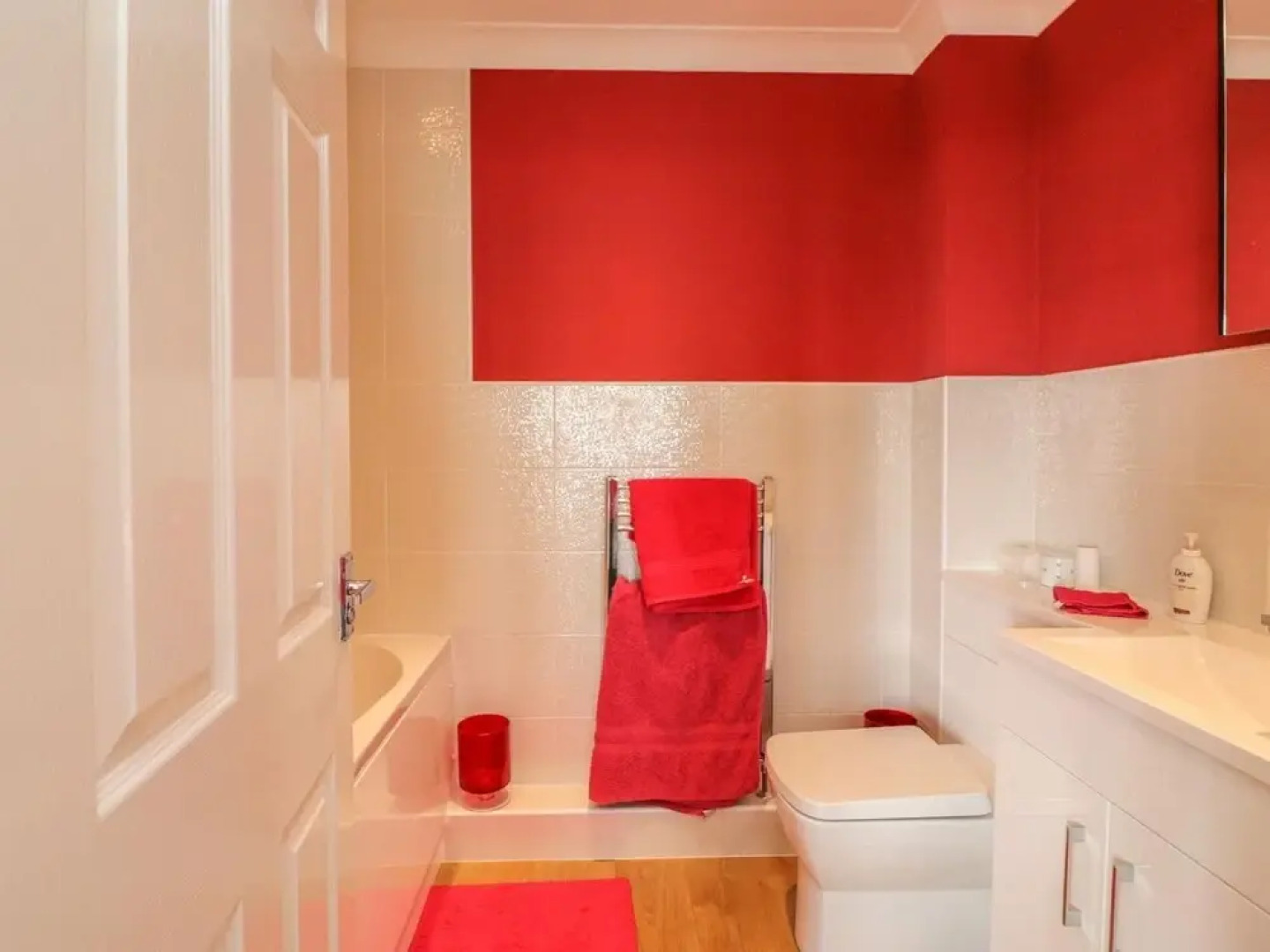 Beachfront House With Stunning sea Views and Jacuzzi Bathtub