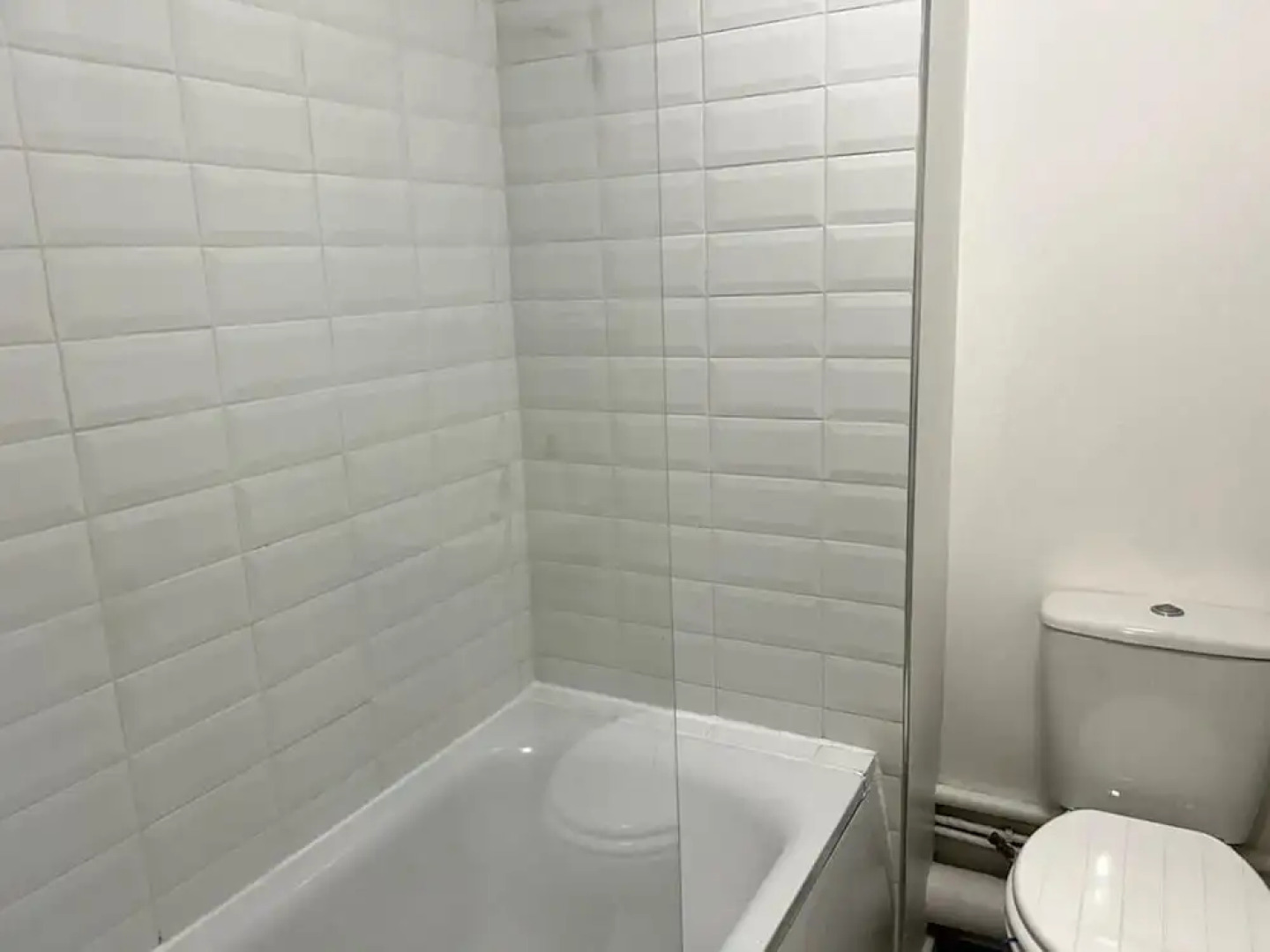 Essex 2 Bed Flat Near Station With Free Parking