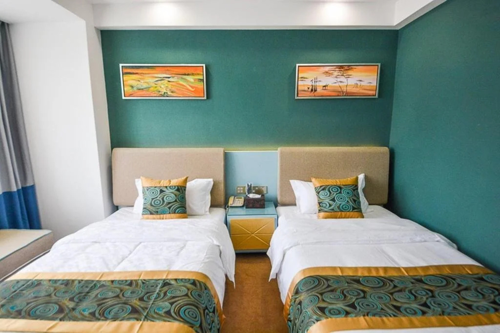 Yue Hotel (Wuhan University of Technology Wenzhi Street Subway Station)