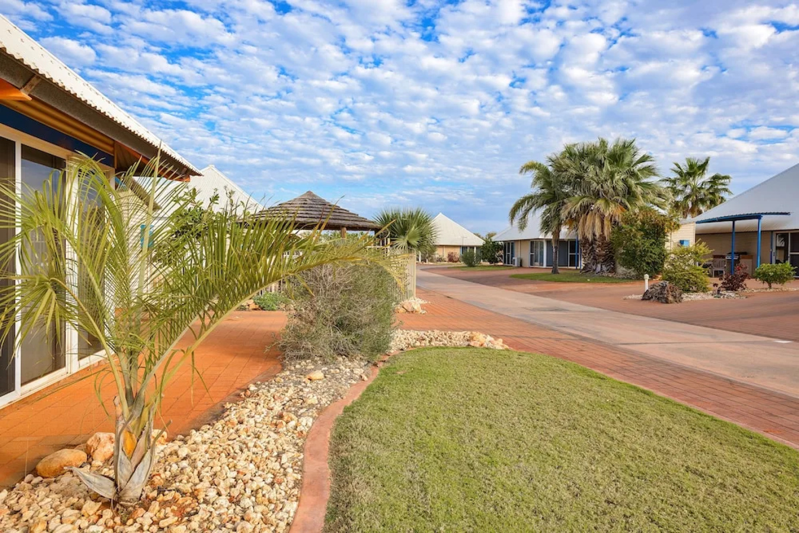 Osprey Holiday Village Unit 110 - Wake Up To the Birds in Your 4 Poster Bed with a View