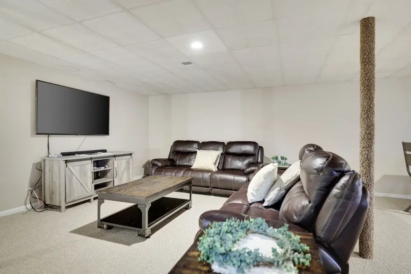The Nest at Pinecrest by Avantstay Hot Tub Spacious Deck Game Room Fire Pit
