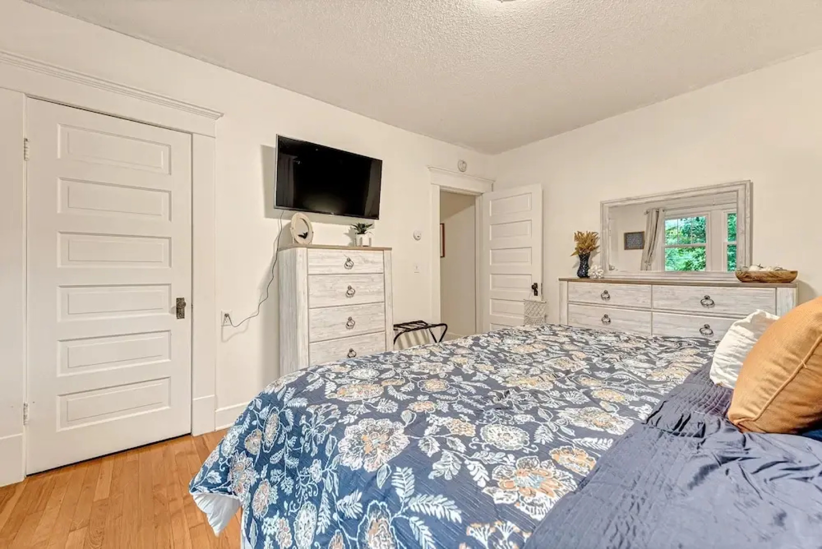 Madison Manor 4 Bedroom Bungalow by Redawning