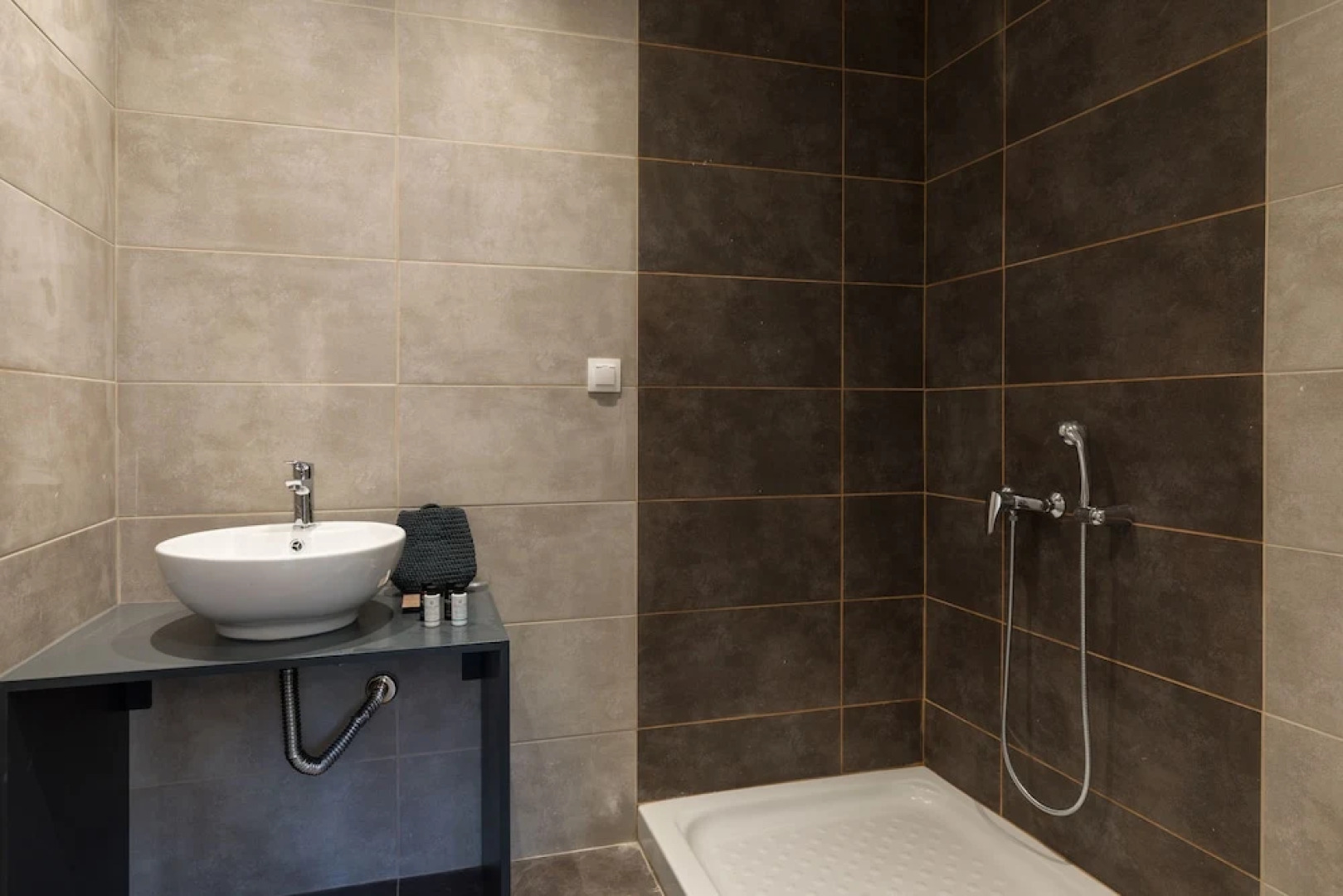 Local Hostel & Suites