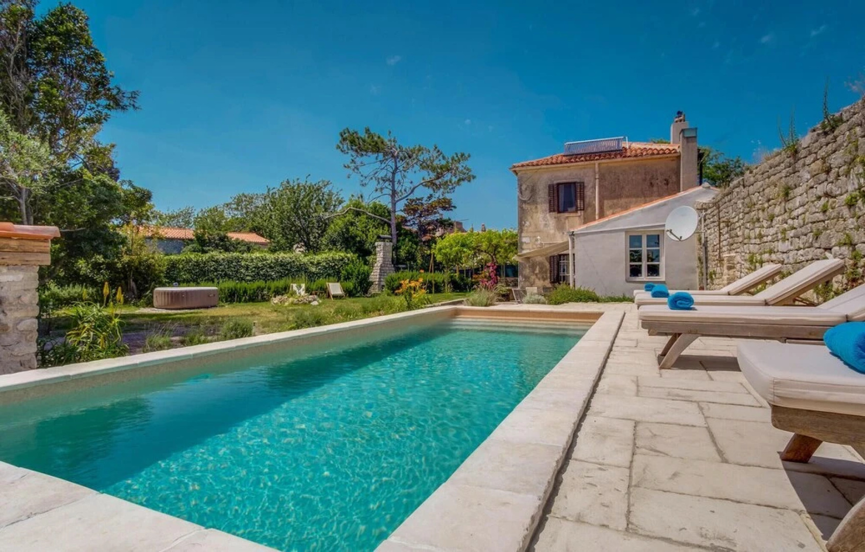 Amazing Home in Osor with Outdoor Swimming Pool, Hot Tub & 3 Bedrooms