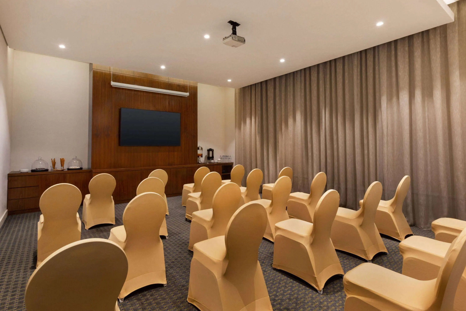 Отель Ramada by Wyndham Dubai Barsha Heights