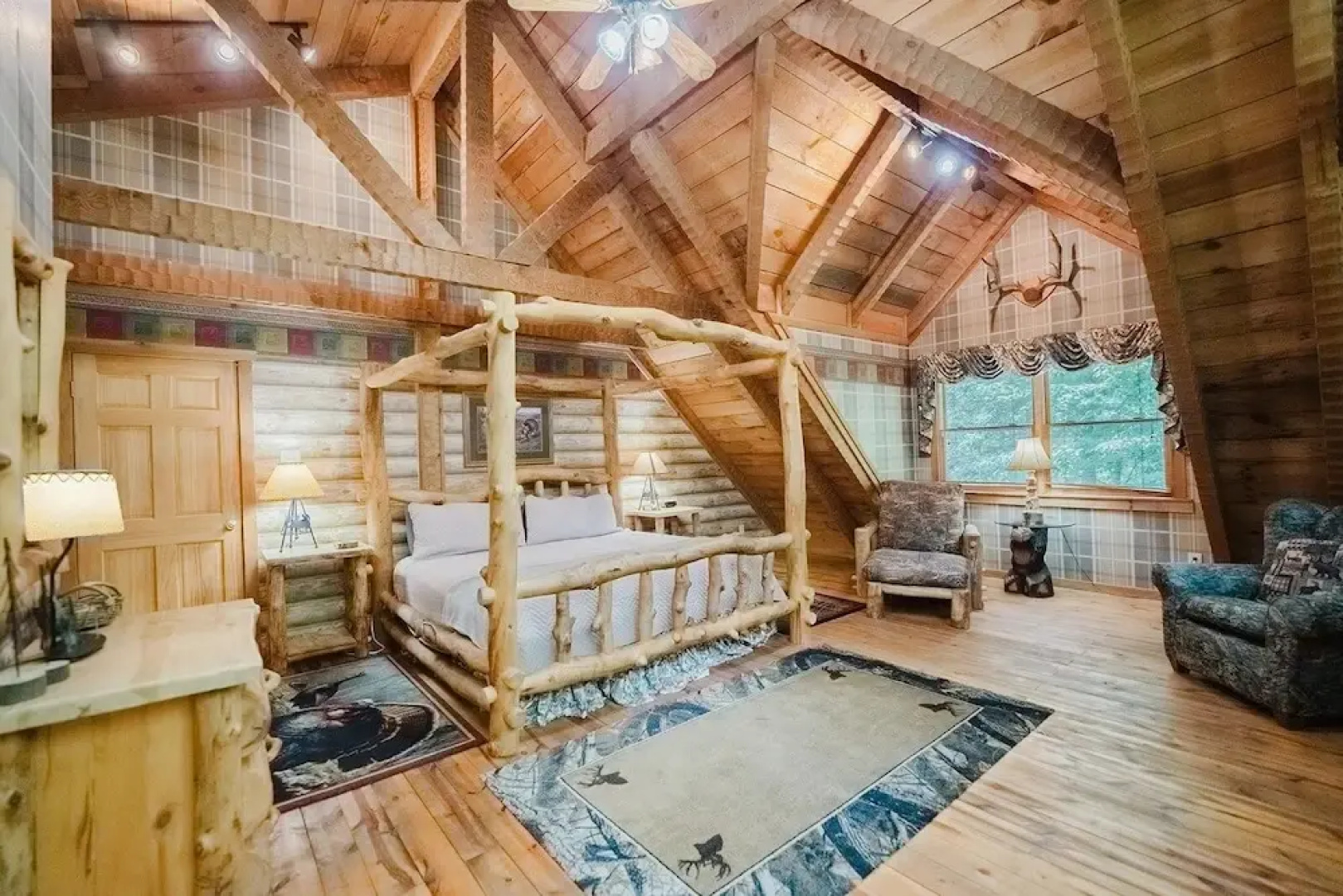 Big Kahuna Lodge 3 Bedroom Cabin by RedAwning