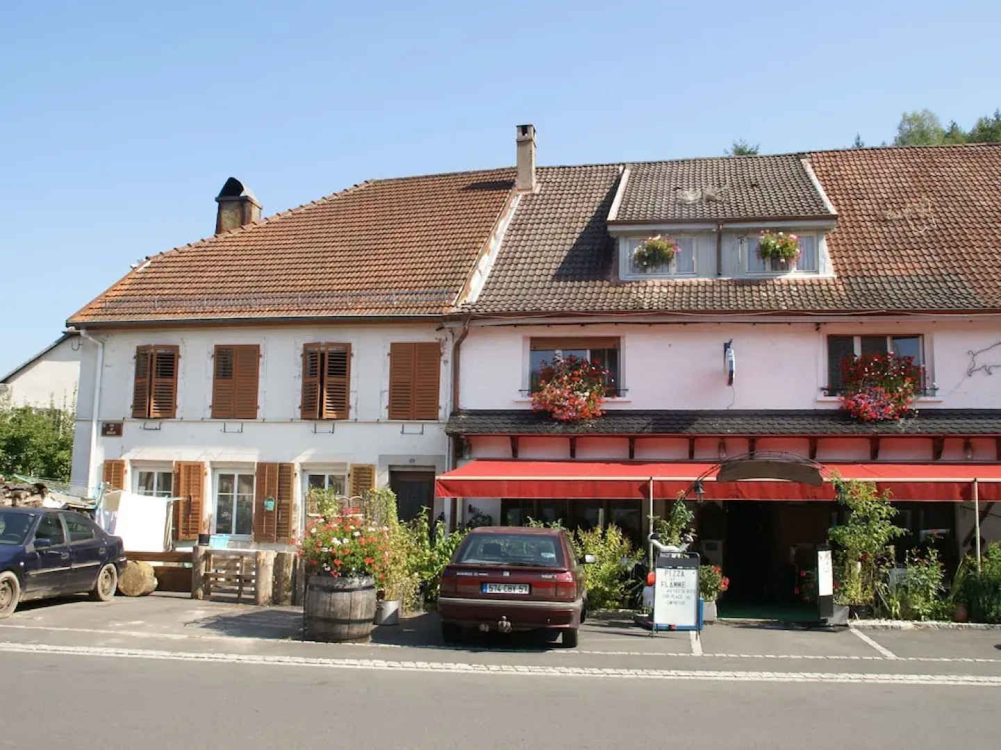 Modern and Luxurious Design Home at the Edge of a Forest and a Stream