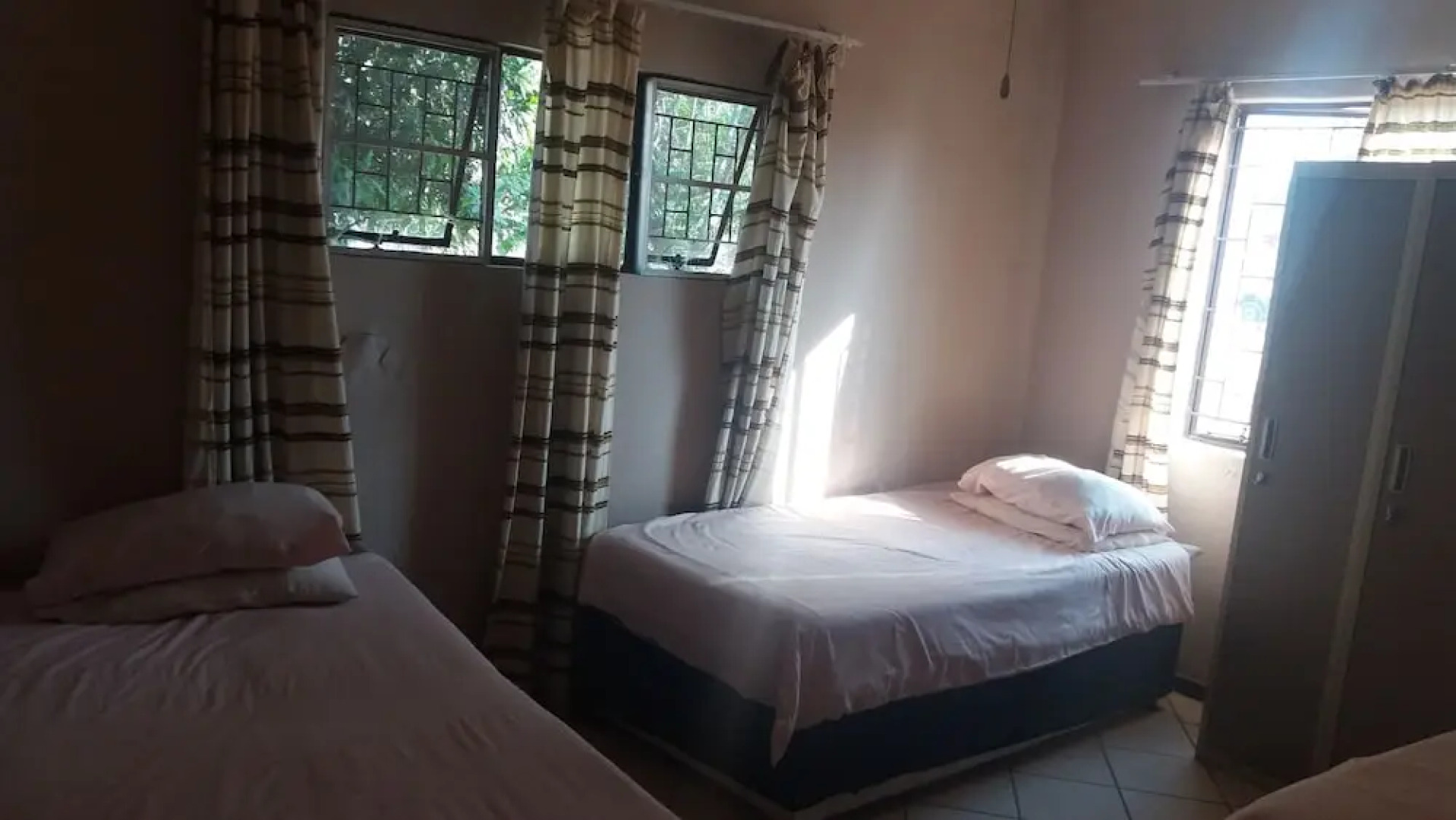 Room in Guest Room - Comfy Room With Dstv and Aircon in Convenient Location
