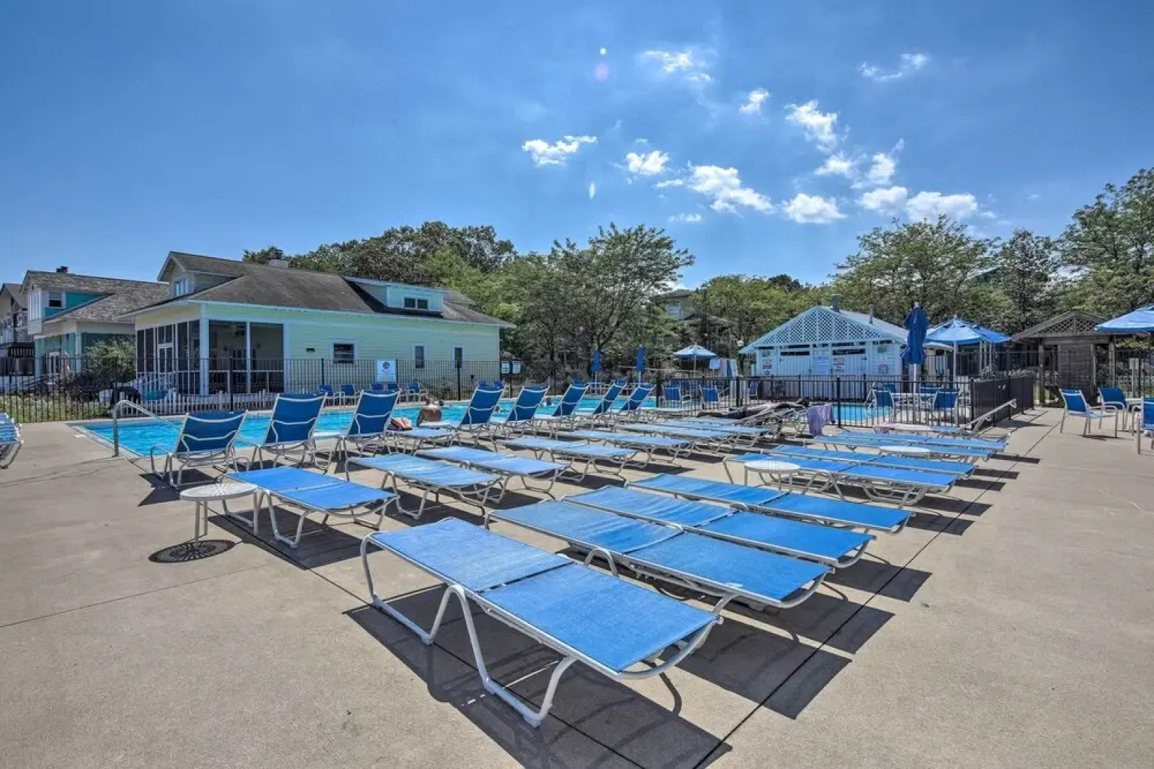 Bright & Airy Home: Chef's Kitchen & Pro Decor!