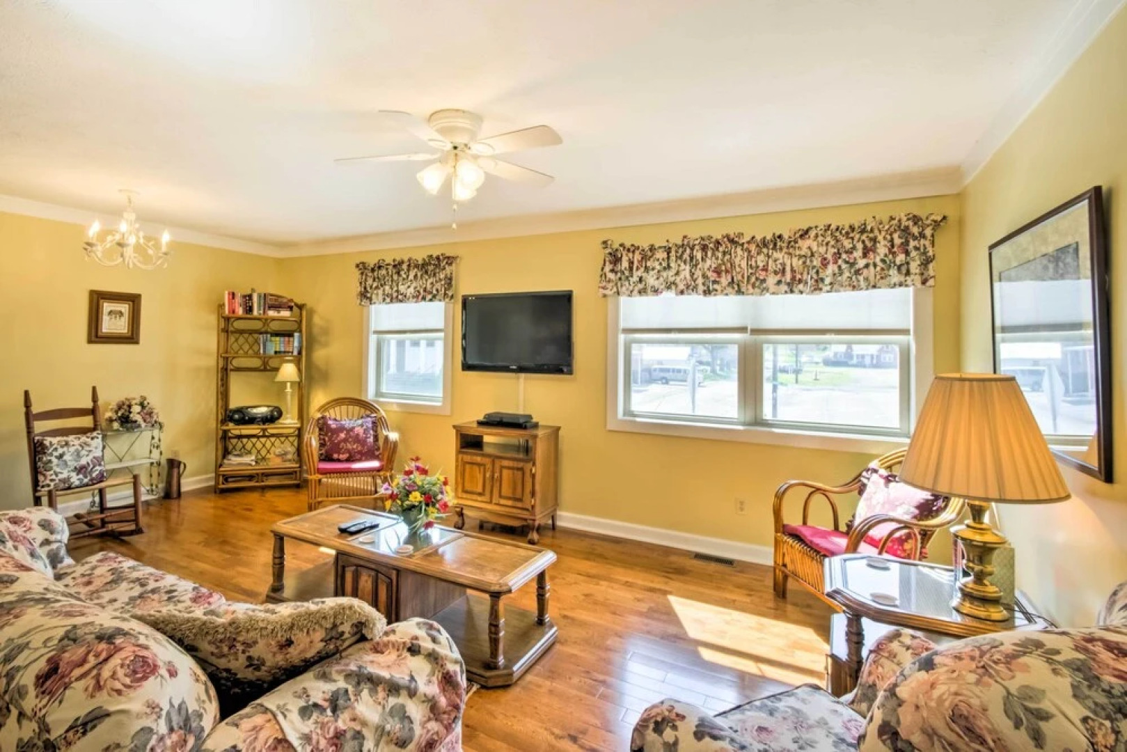 Damascus Apt w/ Views, Walk to Shops + Parks!