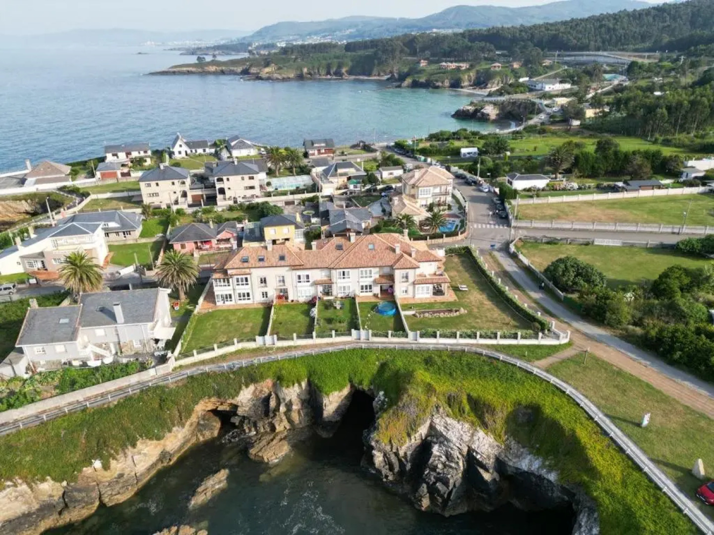 Chalet Pareado con Jardin en 1ª Linea de Mar