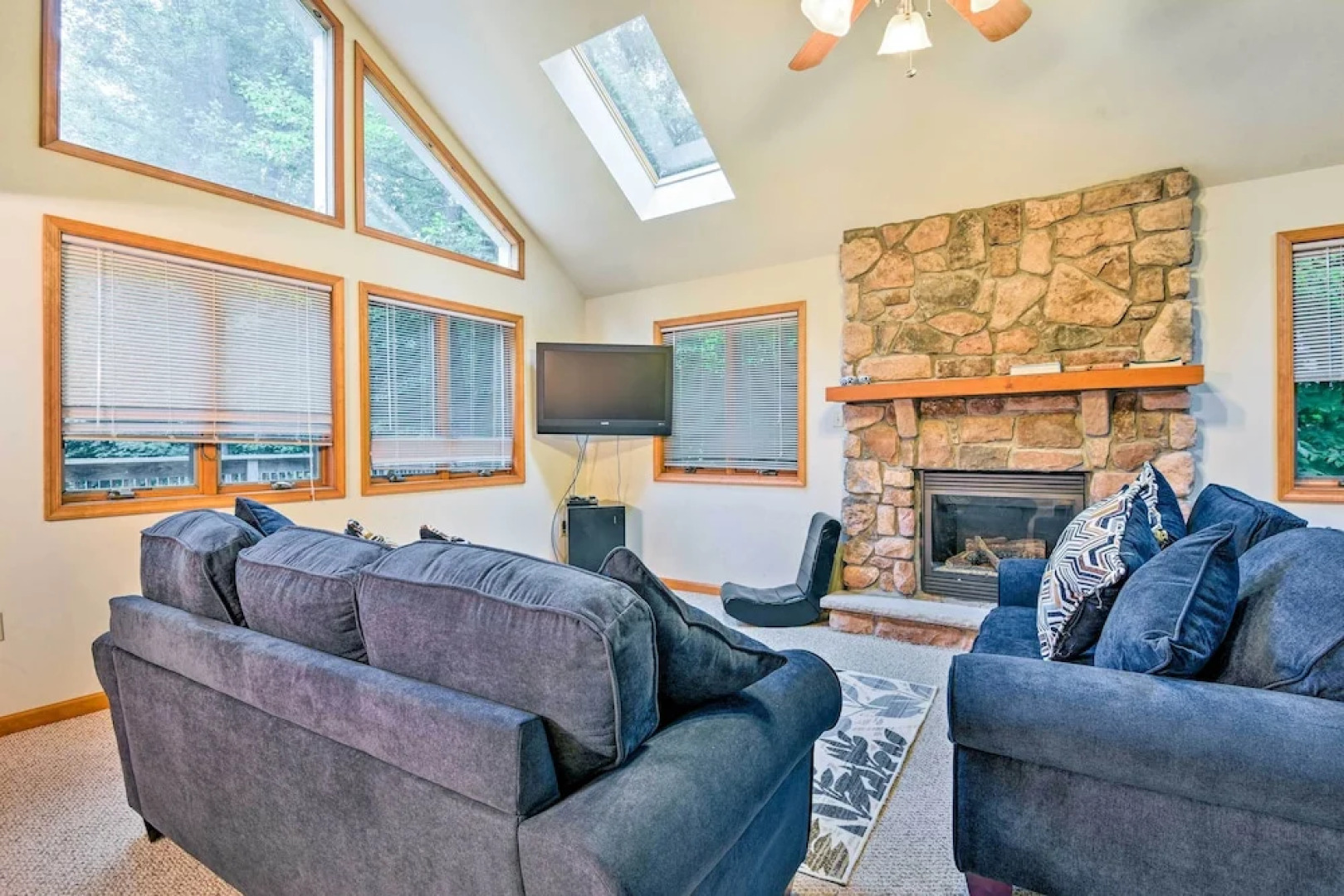 Walk to Beach: Beautiful Lake Naomi Retreat!