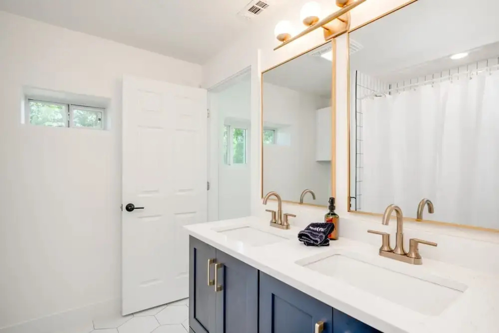 Modern 3 2 two Kings hot tub Fire pit 16min to Wine Trail Nearby Pickleball Courts Pools