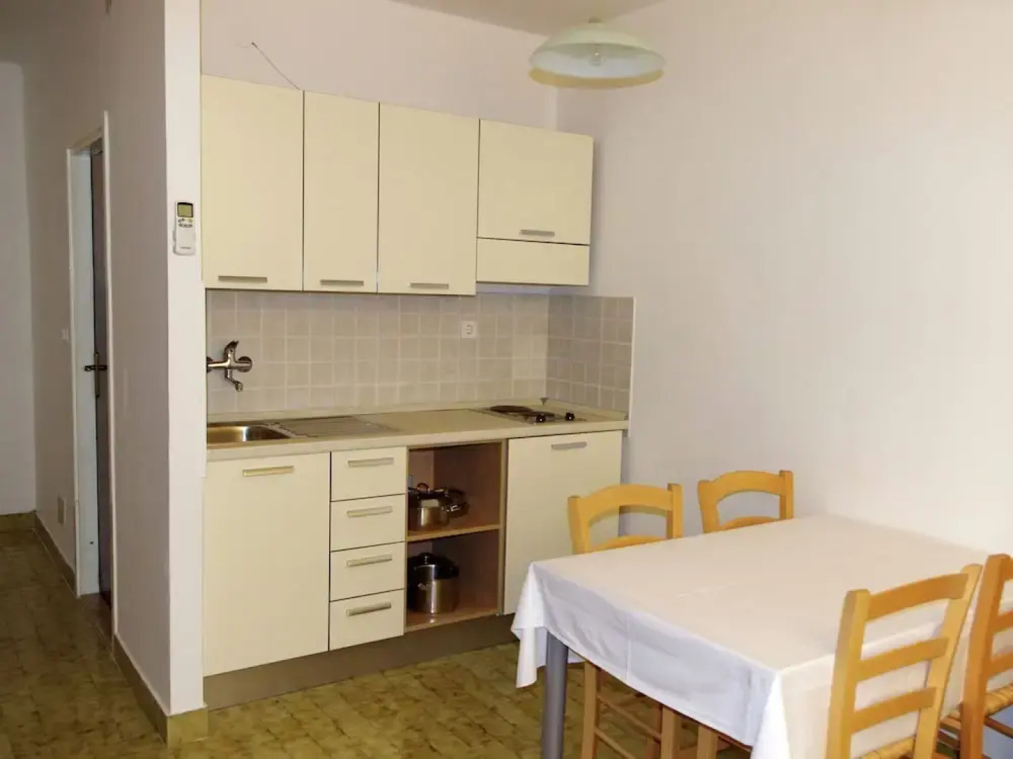 Tidy Apartment With Wifi, 4 km From City of Trogir