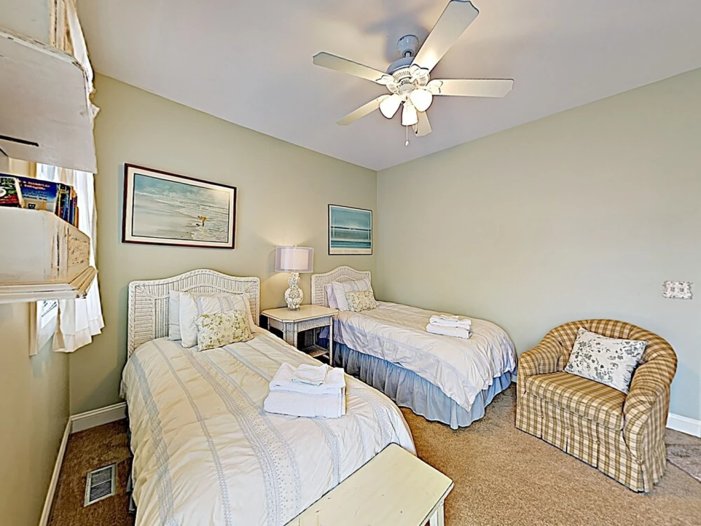 Charming & Spacious , 200 Steps From The Sand 3 Bedroom Condo
