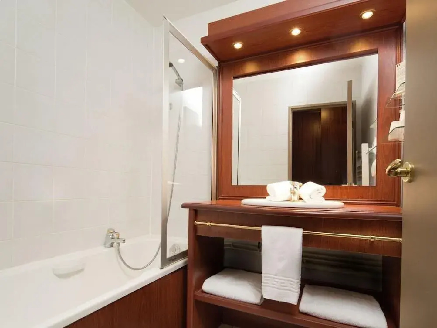 Marine Apartment With Dishwasher in Harbor Town