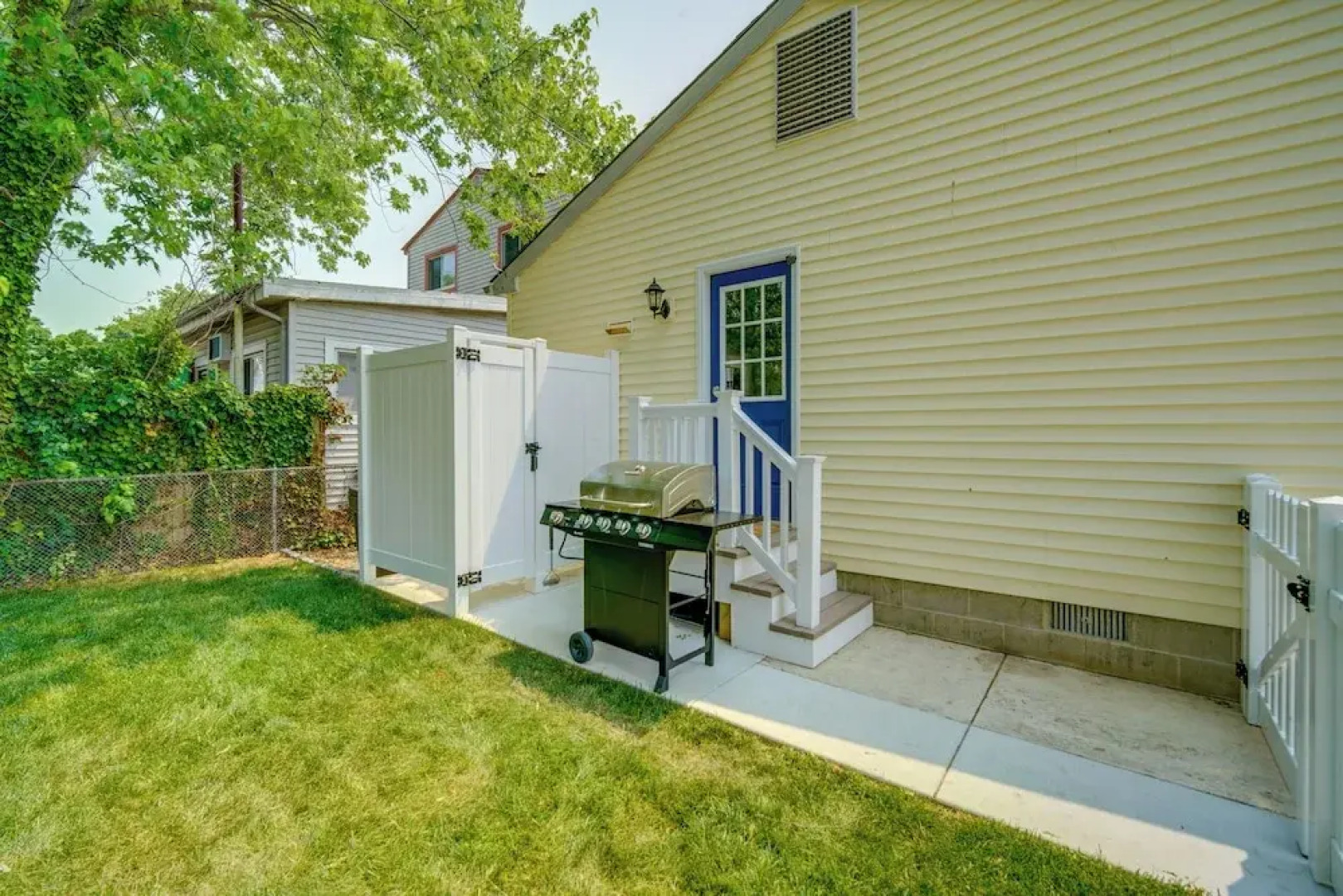 Pet-friendly Villas Vacation Rental: Walk to Bay