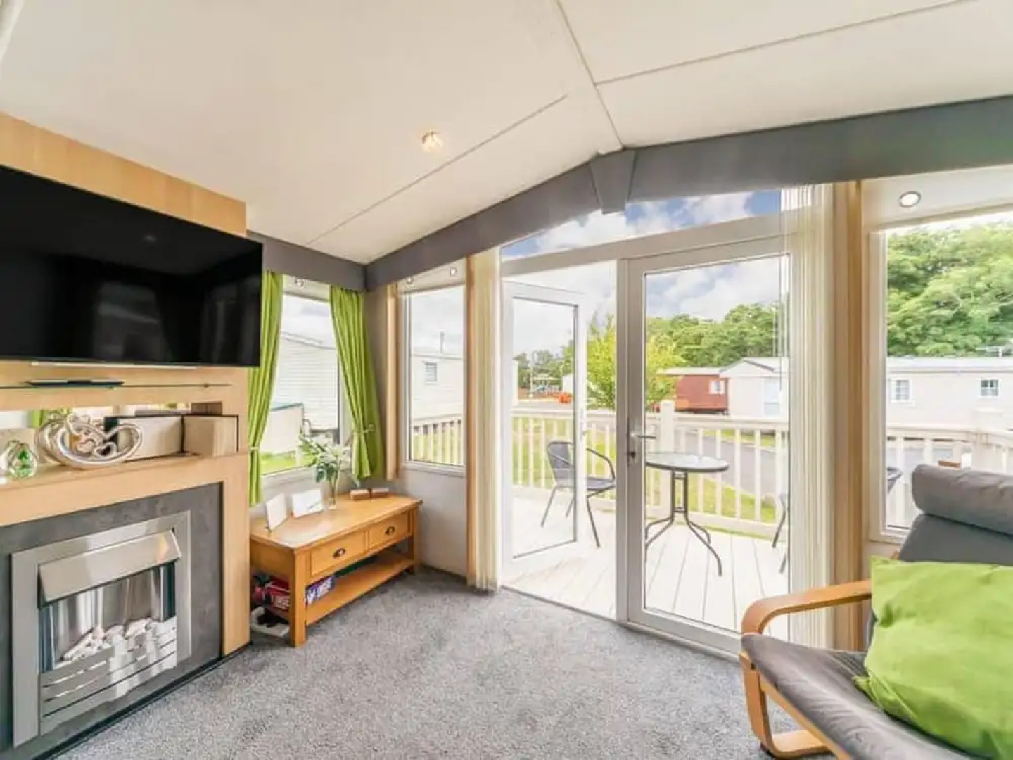 Apple Tree Lodge, Hot Tub, 3 Bedroom, 2 Bars