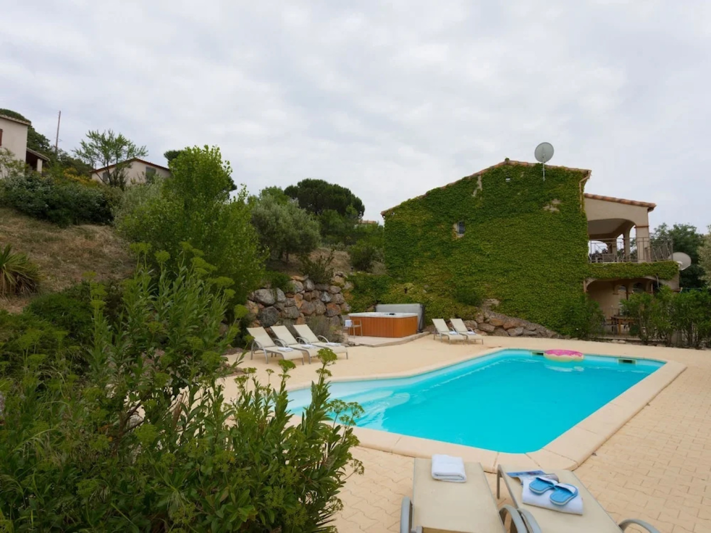 Spacious Luxury Villa With Heated Swimming Pool, Jacuzzi, Stunning Views and Plenty of Privacy
