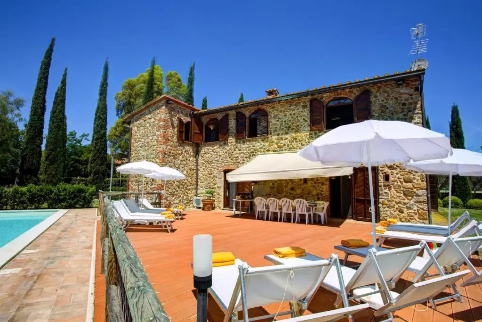 LA MAGIA 8&2, Emma Villas