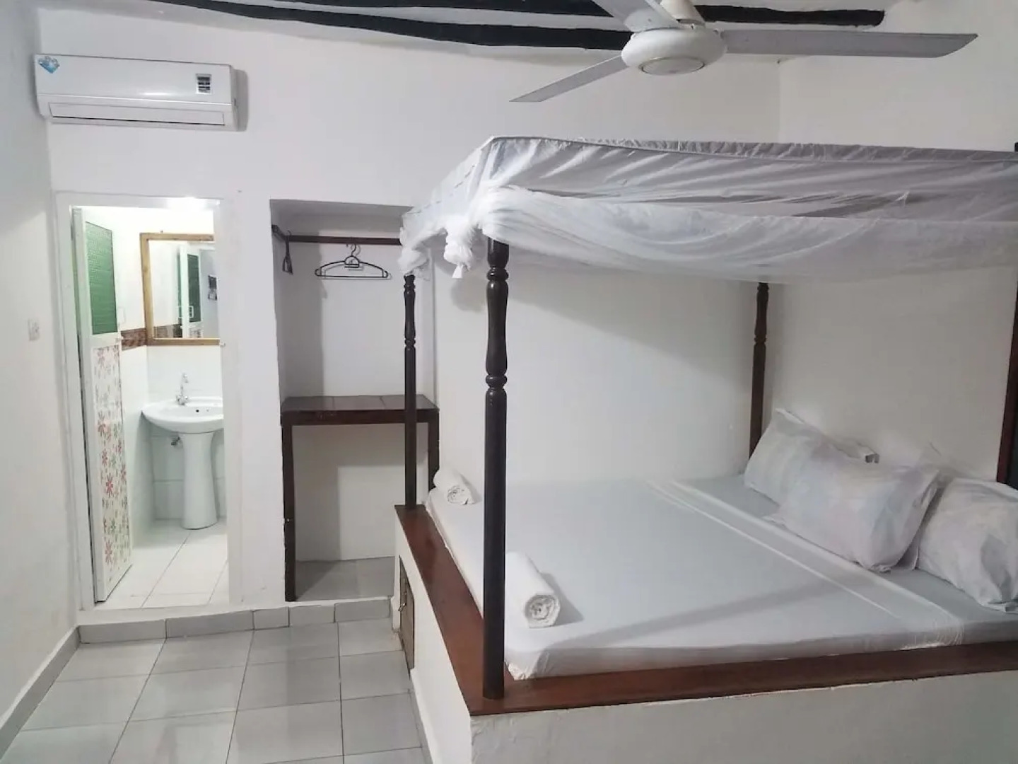 Baraka Aquarium Bungalows