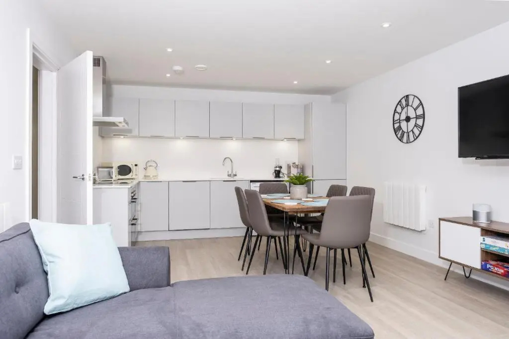 12 Putsborough - luxury flat, 4 minutes to Woolacombe beach with shared indoor pool.