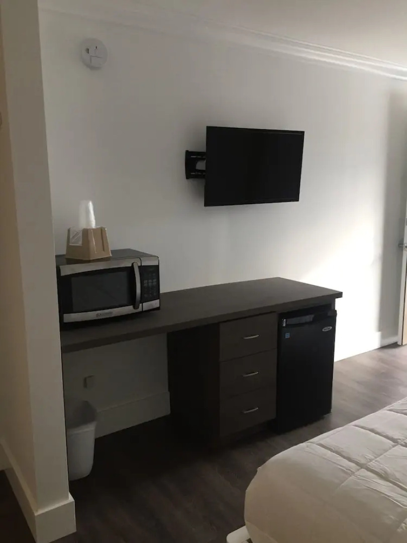 Spinnaker Inn of Naples