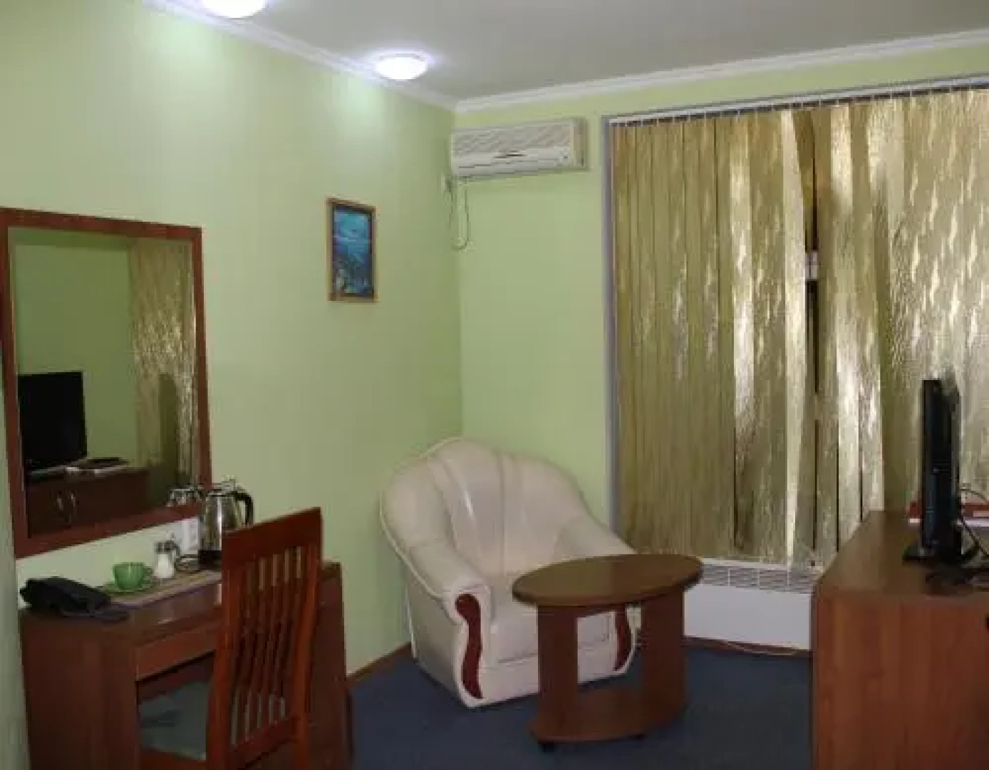 Three Dolphins Hotel