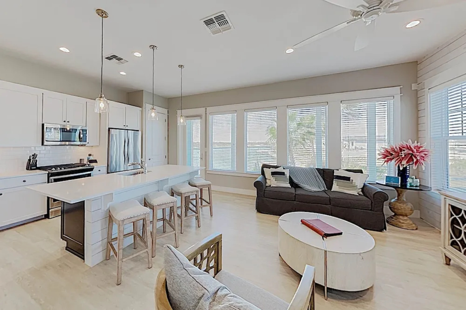 Bayfront 3br W/ Patio & Pool 3 Bedroom Condo