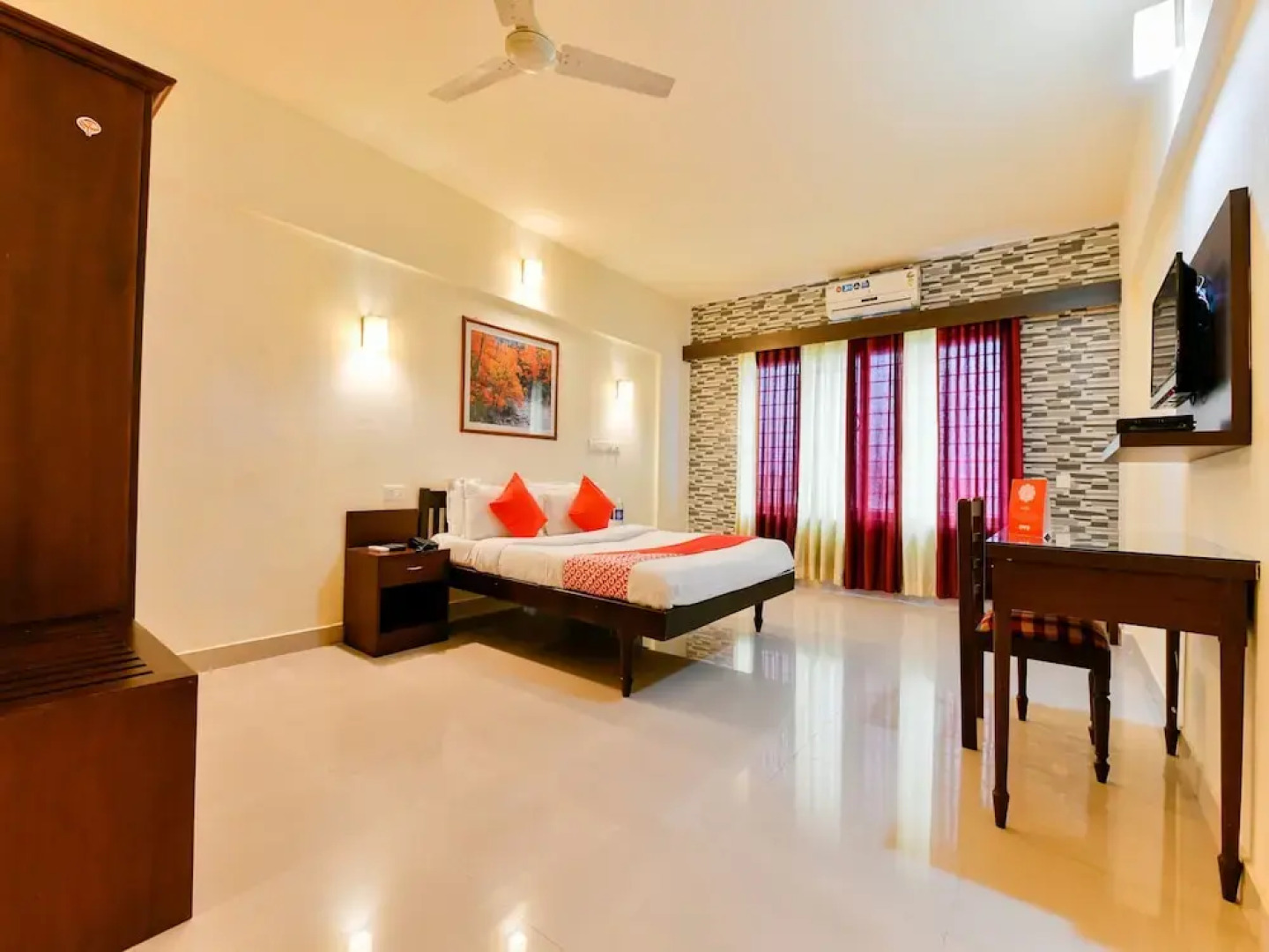 OYO 16663 Plaza Suites Hotel