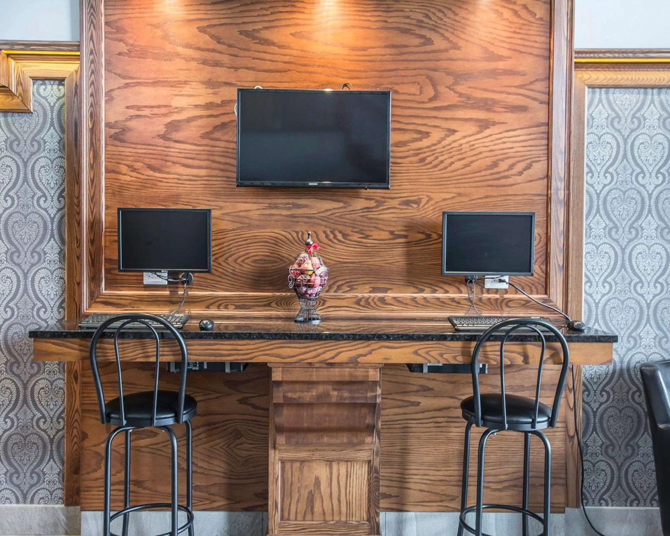 Econo Lodge Inn & Suites