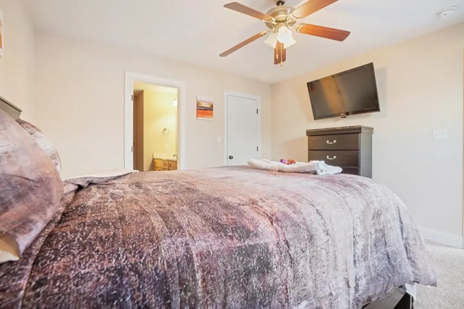 Good Vibes Only - Perfect Home In Quiet Residential Area With Work/study Space 4 Bedroom Townhouse by Redawning