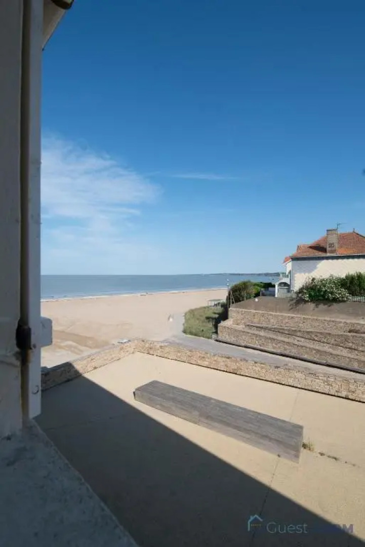 Appartement les pieds dans le sable, vue mer